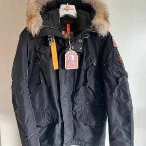 Parajumpers Right Hand - Helt oanvänd vinterjacka från Parajumpers i storlek XS. Består av naturpäls och har flera fickor. Kom gärna med prisförslag! Nypris ca 10 000kr och priset här kan diskuteras 