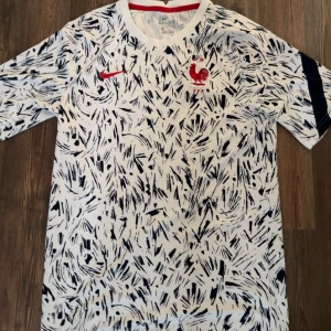 Fransk fotbolls tröja - Storlek S Använt 2-3 gånger  Helt ny