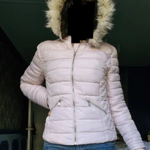 Ljusrosa pufferjacka från Tally Weijl - Säljer en superfin ljusrosa pufferjacka från Tally Weijl. Den har en mysig fuskpälsfodrad huva och dragkedja framtill. Perfekt för en vintrig y2k-stil! Jackan är i bra skick och redo för en ny ägare. 🧥✨ Accepterar rimliga priserbjudanden :)