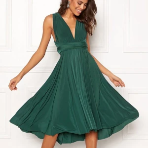 Finklänning från bubbleroom  - ”Multi tie midi dress” från bubbleroom, använd vid ett tillfälle på min studentbal.  Storlek L, men kan passa både mindre och större (skulle gissar m-XL) då man själv bestämmer hur den sitter via hur man knyter den. Även längden kan justeras.