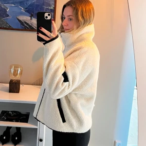 Teddyjacka - Säljer nu min jättesköna, mysiga teddyjacka 🤍🤍 Hel & ren, kommer bara inte till användning längre hos mig.  (Passar även en S)