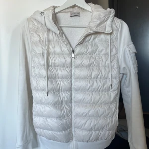 Moncler jacka - Vit moncler cardigan i storlek S, skriv för fler frågor/bilder💞