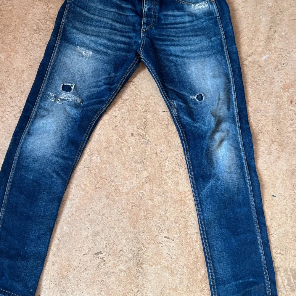 Tja, jag säljer ett par Jack & Jones Jeans i storlek W32-L32 som är modell Erik ANTI FIT i väldigt fint skick. Skick 9/10. Bara använda några få gånger. Jeansen har en jätte snygg tvätt design med väldigt snygga slitningar!. Jeans & Byxor.