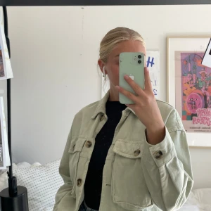 Ljusgrön jacka från Zara  - Ljusgrön jacka från Zara. Använd men i fint skick. Storlek XS, jag brukar ha S-M men denna funkar med en tjocktröja under. Köparen står för frakt 