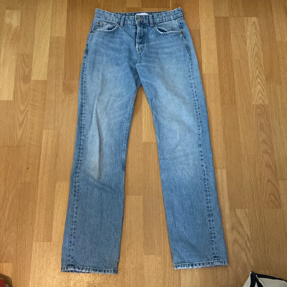 Blåa Zara jeans med raka ben. Bra skick men säljer för att de inte kommer till användning. Köpta för 500kr.. Jeans & Byxor.