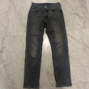 Levis 501 25/30 - Snygga grå Levis jeans. Knappar. Bra skick.