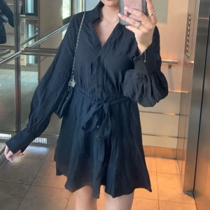 Linne klänning - Klänning från H&M, i linne. Så fin och går att använda till vardags och till fest. Så fin och skön 🩷