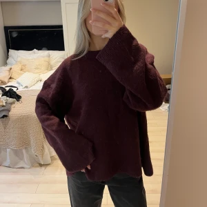 Vinröd stickad  - Vintöd stickad storlek S 