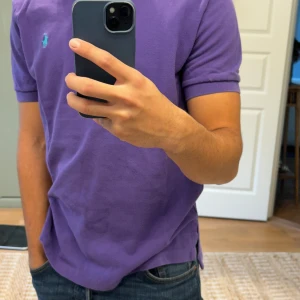 Ralph Lauren Piké - Snygg Ralph Lauren Piké.   Premium vintage skick då den är felfri.  Storlek M men passar personen på bilden som är 177cm lång.  Priset är ej skrivet i sten.  Hör av er vid funderingar.