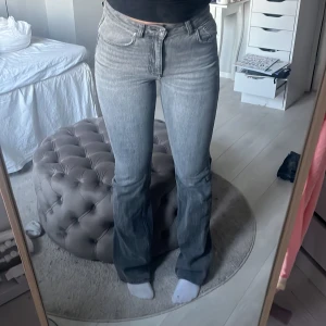 Gråa bootcut jeans - Jättefina jeans❤️ Bootcut, midwaist och i bra skick. Skriv för mer bilder