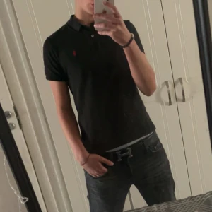 Ralph loren piké - Säljer nu denna fina piké köpt för 1000kr på Ralph loren, den är i storlek 14-16 years men börjar bli för liten för mig. Pikén är i slim fit så den passar dig perfekt. Kom privat för fler bilder eller funderingar