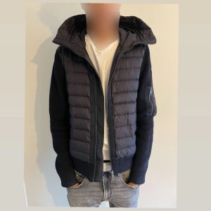 Moncler cardigan  - Säljer denna asfeta blåa Moncler cardigan. Perfekt nu till hösten/vintern. Storleken är M och har inga defekter som syns. Jackan är givetvis äkta hör av er ifall eventuella funderingar  Gabriel