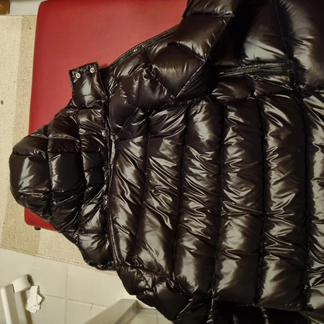 En moncler jacka är i bra shick anvönd 2 gånger  - 91