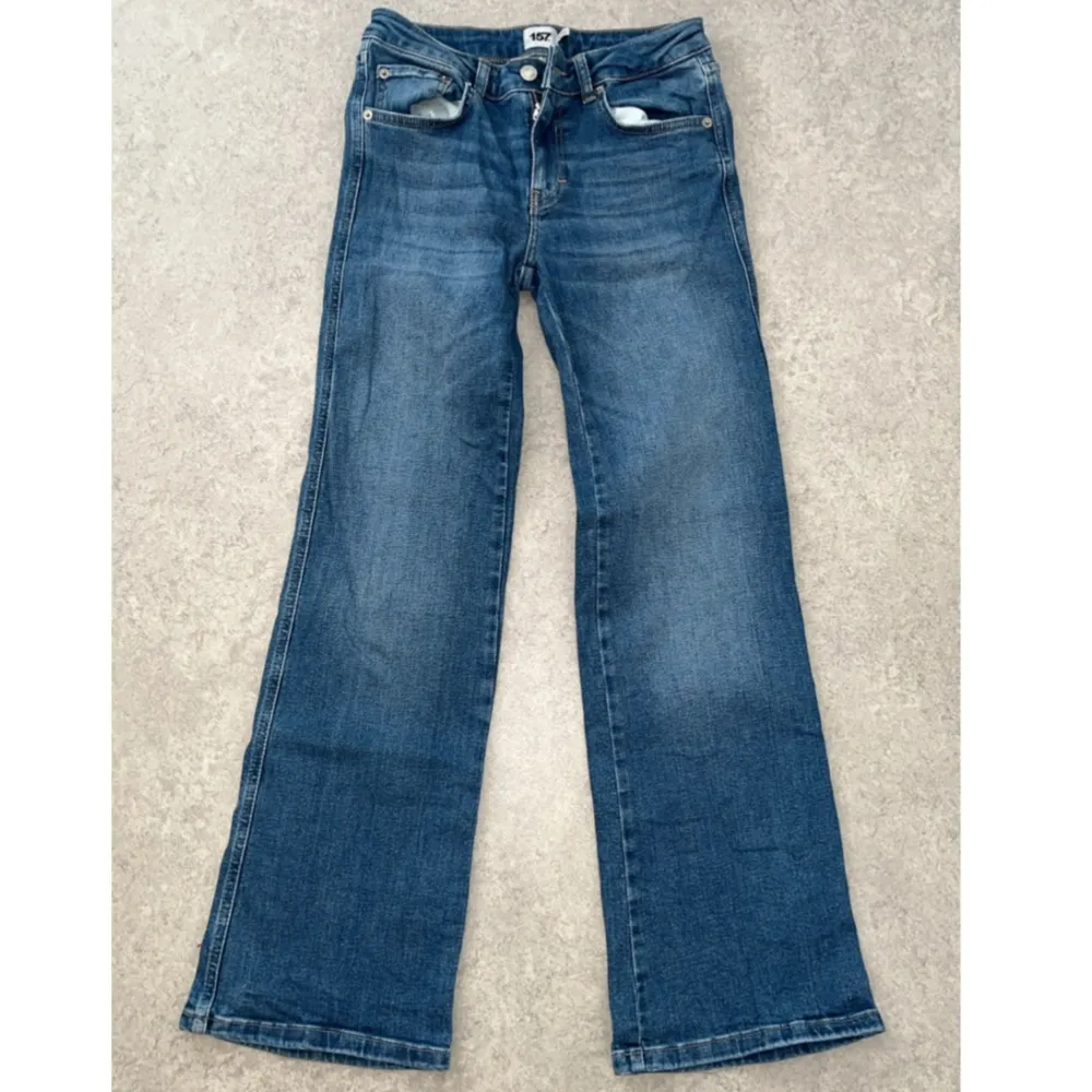 Säljer helt nya bootcut jeans från lager157 då dom inte används. . Jeans & Byxor.