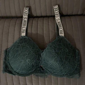 Victorias Secret bh💚🦚 - Sjukt snygg bh från Victorias Secret i färgen ”Forest Green”🦚💚  Säljer då hon jag köpte av ljög om storleken tyvärr. Någon sten är borta men det är ingenting man märker💚 Köpt här på plick, kontakta mig vid frågor🥂 Buda gärna!