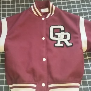 H&M Collegejacka! - Hejsan! Här har jag en superfin Collegejacka ifrån H&M! Endast använd ett par fåtal gånger, inga defekter eller smuts! Köptes för ungefär 300kr 💜 Pris kan gärna diskuteras och fraktar snabbt! Frakt ingår 🎃 Perfekt nu till hösten!