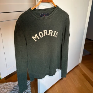 Morris Stickad Tröja - Olivfärgad stickad tröja från Morris, perfekt för hösten och kommande vinter. I fint skick, inga defekter alls.