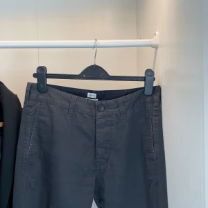 FILIPPA K Chinos - Svarta chinos från Filippa K i väldigt bra skick. Storlek 46 som motsvarar S.