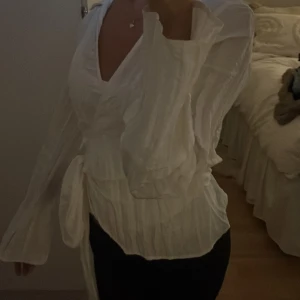 crinkled wrap blouse - Vit blus/skjorta. Blus med en knytning baktill. Blusen är och vit och har en veckad struktur. Använd ett par gånger. Fint skick. 💋