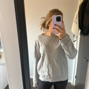 Sweatshirt grå - Fin sweatshirt från ralp lauren som passar till allt. Är i jätte bra sick pris kan diskuteras 