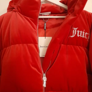 Jucie vinter jacka röd  - Fin vinter jacka I märket jucie den är ny med prislapp ej använd 