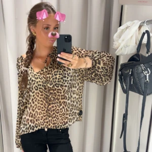 Leopard blus  - Super fin leopard blus, aldrig använd enbart provad så jätte fint skick ❤️ Storlek S men passar även M 🥰 skriv vid frågor eller fler bilder 🤗