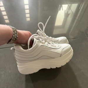 Sneakers ”platå” - Använd vid två tillfällen, så i princip nyskick. Äkta skinn