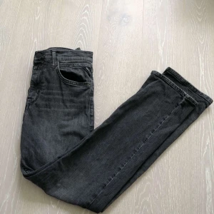 Replay jeans - Replay jeans, modell THAD // storlek 158,14 år // inga defekter alls och i super bra skick! // hör av er vid frågor eller funderingar kring jeansen!