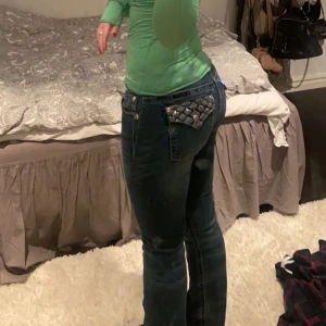 Miss me jeans - Säljer mina favorit  low waist bootcut miss me jeans i storlek 29/32 skulle säga att dom är ungefär 34 i EU storlek Måtten: midja 78cm innerben:81💕