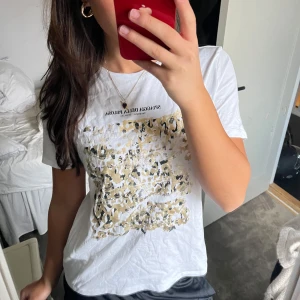 Zara t shirt med leopardtryck - Använd en gång!! Väldigt fint skick!!