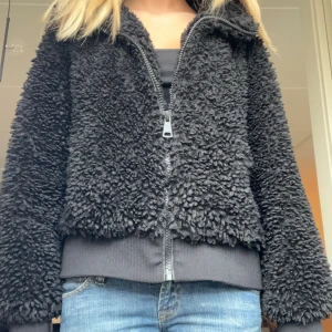 Fluffig jacka - Säljer nu min jättefina teddy jacka! Storlek M men jag skulle säga att den passar S. 