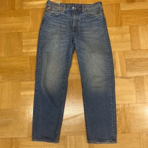 Levis 568 - Straight fit jeans i väldigt bra skick. Slitningarna längst ner är gjorda av tillverkarna(se sista bilden). 