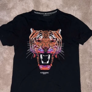 Alessandro Zavetti T-Shirt - Säljer min oanvända Zavetti T-shirt. Inga hål eller slitningar. Den är sjukt snygg och passformen sitter perfekt. Skriv vid fler frågor. Skick 10/10