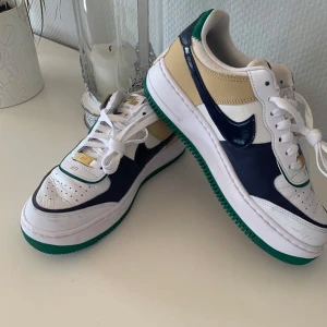 NIKE AIR FORCE 1 SHADOW - Storlek: 39 Skick: Köpte till syster, passade dåligt så 2-3 gånger använda. Köptes för: 1399kr