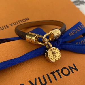 Louis Vuitton armband  - Säljer detta LV armband då den inte längre kommer till användning. Den är äkta och i bra skick. Få defekter på det guldfärgade området av att färgen är lite borta, men inget man ser eller tänker på om man inte kommer nära och tittar noggrant💗 Ny pris 3 850kr