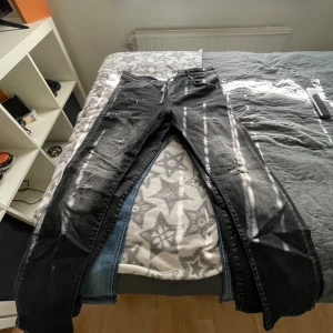 Dsquared2 Jeans - AA, 10/10 skick, 2-3 gånger använda, liten i storleken, men skulle säga passar mellan 170-187 cm och midjan, 28/29 —> 30-34.  Inga slitage.