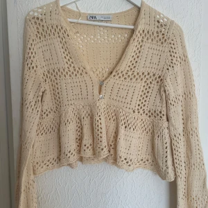 Kofta  - Söt topp från Zara, nästan aldrig använd, kort i modellen men långa armar💕