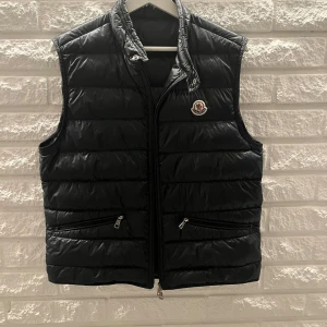 Moncler väst  - Moncler väst Cond: 9/10 inga tecken på användning! Retail:9000kr Vårt pris:3250 Size 3: fits m 