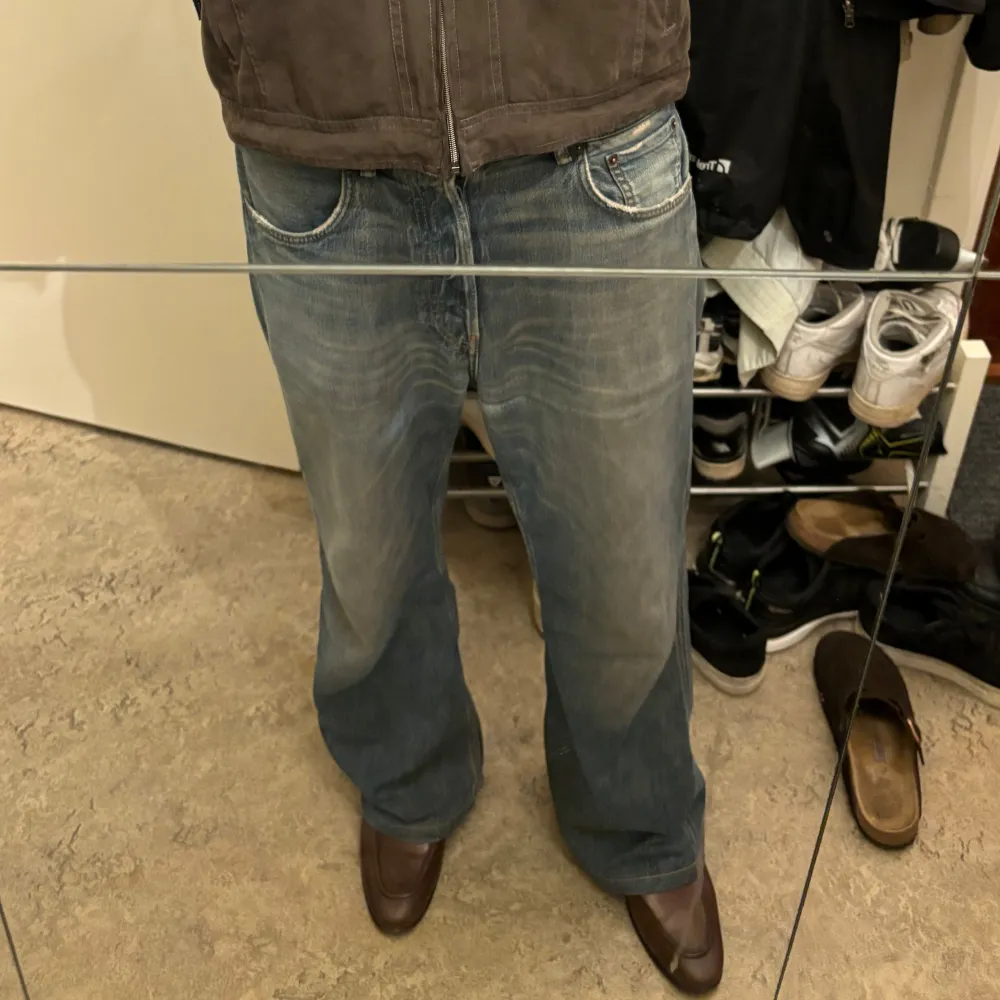 Riktigt snygga acne studios 2021m jeans. Köpta här på plick. Slitna där nere samt en liten lagning i skrevet men inget som syns vid användning. Storlek 30/32 men uppsydda lite så mer som 30/31. Nypris ca 5k, pris kan diskuteras vid snabb affär.. Jeans & Byxor.