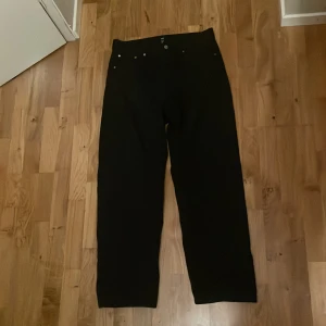 Svarta jeans från H&M - Säljer ett par svarta jeans från H&M i loose fit. De är i storlek EUR 30, väldigt bra skick!
