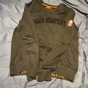 Parajumper Sweatshirt  - Säljer nu denna parajumper sweatshirten för den aldrig kommer till användning! Den är använd ganska många gånger så skicket är 5/10 söker 200kr för denna😁 storlek är L men passar även M om man vill ha lite oversized