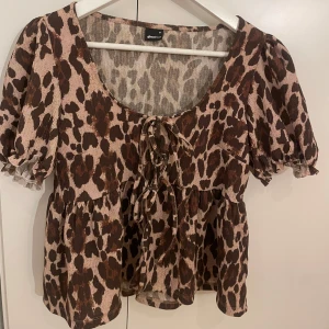 Leopard topp - Leopard topp från Gina, storlek M men passar S också, använd 1 gång💕😁