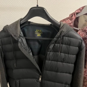 Ralph lauren cardigan  - Säljer nu min jätte feta Ralph lauren cardigan som ja ärvde av en nära ! Cardiganen säljs inte längre vilket gör den lite mer limiterad 😀jackan gick ny på ungefär 3800 men jag säljer för endast 1299. Det är bara att höra av er vid frågor mvh 😃