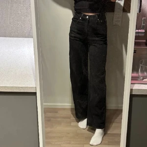 Levis jeans - •Levis HIGH LOOSE svarta  •Storlek: W 26 L 31  •Skick: som nya, sparsamt använda och tvättade enligt anvisningar. Inga skavanker