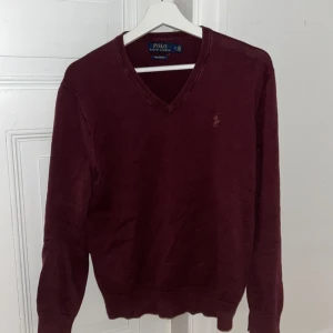 Ralph lauren V neck tröja - Säljer den feta Ralph lauren tröjan som inte används så mycket längre😊 skick är 9/10 och pris kan diskuteras 