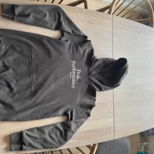 Peak Performance hoodie  - Säljer min gamla Peak Performance hoodie då jag har växt ur den. Skicket är 7/10 då den är lite sliten i mudden vid händerna men inget överdrivet. Pris kan diskuteras vid snabb affär.