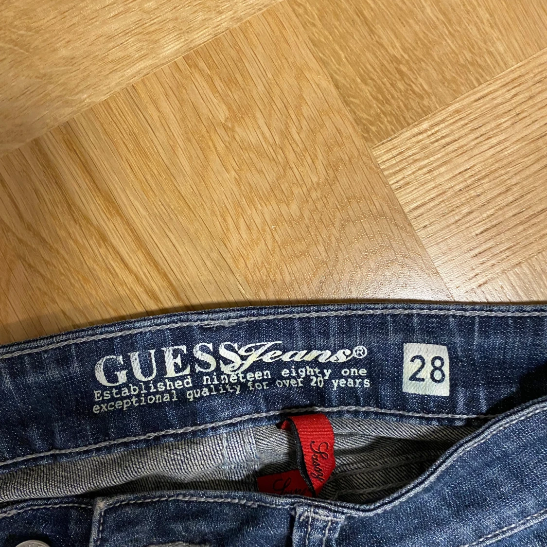 Lågmidjade guess jeans med bootcut - 90