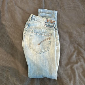 Dondup george - Säljer dessa feta dondop george jeans med riktigt feta slitningar. Jeansens skick är 9/10 nypris:3500 mitt pris:1000 skriv vid minsta fundering!