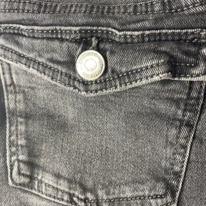 Low waist bootcut jeans - Bra sick! Säljer för de är för korta. Dem är bootcut low waist jeanse! Dem är lite svart gråa❤️ dem är storlek 146 men passar kanske till 152 eller så