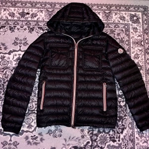 Moncler jacka helt äkta i ny skick. - Säljer min moncler jacka då jag letar efter något annat till vintern, den är i nyskick och har storlek M. Den är helt äkta! Pris kan diskuteras.